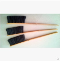 The factory uses a thick hairbrush to clean the hairbrush black nylon hair brush long-handle brown brush textile brown hair brush