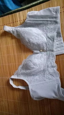 内衣薄薄的，聚拢效果不错哦，穿上感觉也挺舒服的。