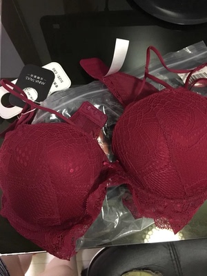 这款内衣,上身好漂亮,我胸比较小穿着都有沟沟了,夏天穿挺好不算厚,上身还比较舒服不会嘞,以后就在你家买了,内衣都很好看 这款内衣,上身好漂亮,我胸比较小穿着都有沟沟了,夏天穿挺好不算厚,上身还比较舒服不会嘞,以后就在你家买了,内衣都很好看