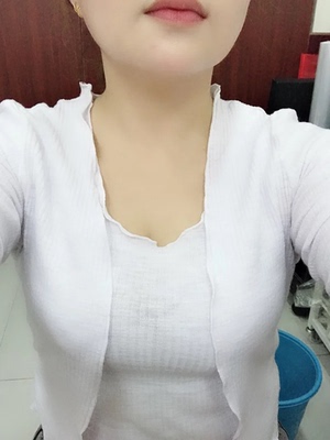 衣服质量没的说,很好,有弹性,长短也正好配裙子穿,而且很白,果断好评,打算在入手黑色的 衣服质量没的说,很好,有弹性,长短也正好配裙子穿,而且很白,果断好评,打算在入手黑色的