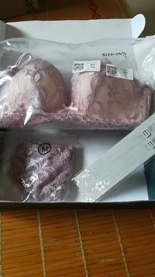 款式颜色很喜欢,聚胧效果也很好,穿起来有点小性感,超满意,喜欢的赶紧下单了,物流也很快,服务态度很好 款式颜色很喜欢,聚胧效果也很好,穿起来有点小性感,超满意,喜欢的赶紧下单了,物流也很快,服务态度很好