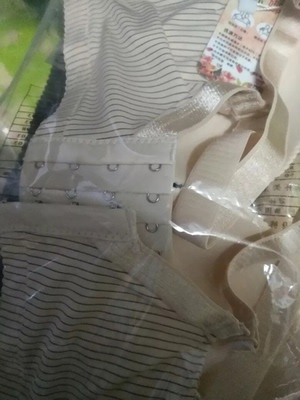 货收到了，料子摸起来很舒服，卖家还送了两个加排扣，喜欢的亲们不要犹豫了