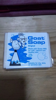 收到快递就打开闻了闻，是淡淡的奶香味，不是很重的香精，还是不错的，就等着用了😌