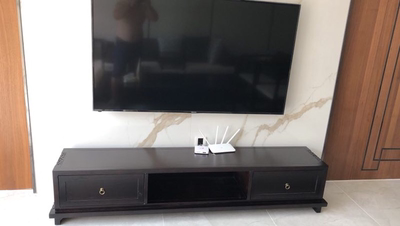 和店家描述一致。东西质量很好摆放到客厅效果不错。木质挺好款式好看大方。老公很满意