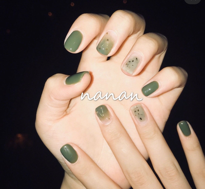 春是活泼的、春是狂热的、春是姿意生长的、春是年青旺盛的。春天到处是人们辛勤的影子,人们用自己的双手播种着他们的坚定的信念和永远不变的希望,播种着真执的情和无私的爱。没有春的万紫千红?哪来秋的硕果累累?春夜沉思春天的夜晚,淡月笼纱,娉娉婷婷。  春天来的好快,悄无声息、不知不觉中,草儿绿了,枝条发芽了,遍地的野花、油菜花开的灿烂多姿,一切沐浴着春晨的曙光,在春风中摇弋、轻摆,仿佛少女的轻歌曼舞,楚楚动人。