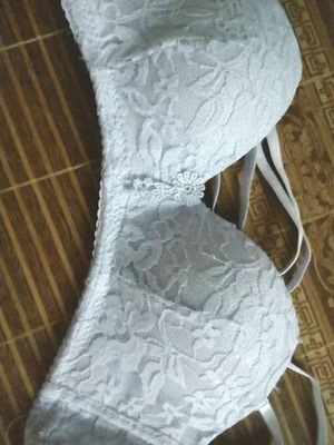 已经洗了，没褪色，这个价格买这么高质量的内心，我已经很满意了。杯很好，很舒适！试穿了蛮舒服，没有那种钢圈的金属硬感。内衣摸起来手感很好，聚拢防下垂，没有束缚感，罩杯透气性也不错。很舒适，尺码标准，包裹性好，用袋子装着洗衣机也不变形。我觉得穿的挺舒服的，多颜色选择，宝贝料子不仅舒服，也没色差，而且设计那些也都很漂亮。