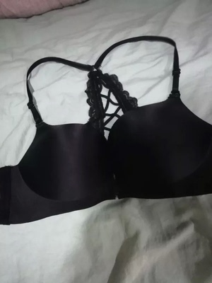 美背设计很漂亮！很喜欢。手感光滑，质量很好，做工讲究，布料很软穿上很舒服，大小合适，不错。 颜色没有色差，盒装保密发货很细心。产品看着很简洁美丽，很满意。推荐的码数很合适，颜色也很好搭配衣服，实物跟图片很符合，价格也比较实惠，客服人员也不错，很有耐心，购物愉快，必须好评