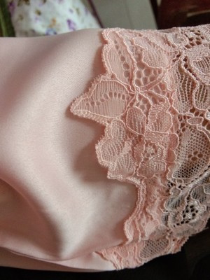 这个粉色炒鸡好看的，细节做工很好的，我个人很喜欢不错，不错的，蕾丝边不知道为啥变色了，不过我个人还是喜欢的，很好很好的，穿上效果很不错，个人比较害羞，这里就不上传了。