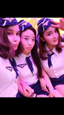 很显身材。很有空姐的感觉漂亮极了