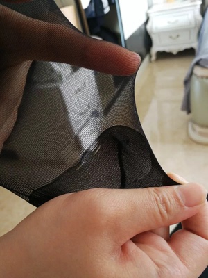 很紧，没有下滑，穿着很舒服。物流速度也很快哦，这么远地方几天就到了，东西很不错