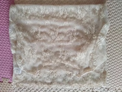 衣服很漂亮，百搭好看，在其他店看的都七八十，这三十多真的超值，过一阵再买件长袖的，真的推荐推荐，好看好看！蕾丝看起来很高大上，一点也没有蚊帐的感觉，很少能评论这么多字，但这次真的是认真的，买了一点都不后悔！