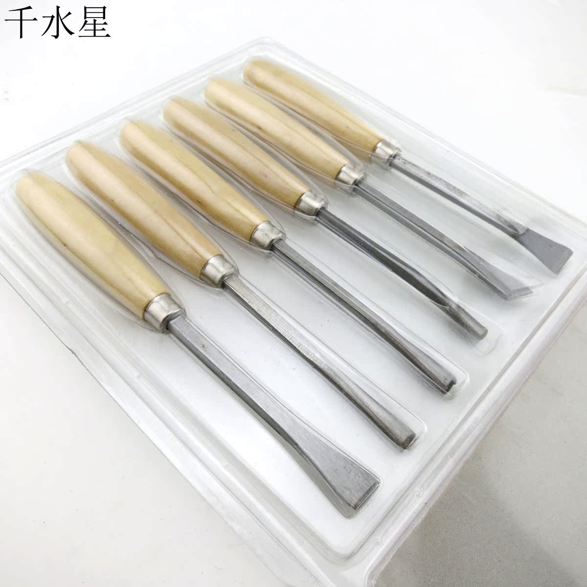 模型制作利器 木工雕刻刀,木手柄,钢刀头,木柄套装中包含铣刀、刻刀、木柄锉刀 等常用模型工具,产品做工精致,手感好,是模型制作的利器之一,适合木材,塑料,雕刻加工造型。 有两种套装,6只装和12只装;6只装属于大号款,12只装属于迷你款。 【6只装参数】:长度17厘米,6只不同造型大号雕刻刀。重量约220克。 【12只装参数】:长度13.