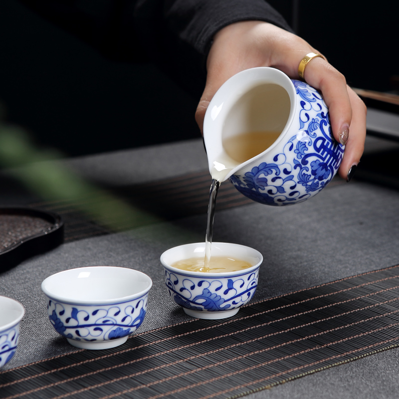 Jingdezhen ceramic kung fu tea set family hand - made Chinese blue and white porcelain tea tureen of a complete set of cups