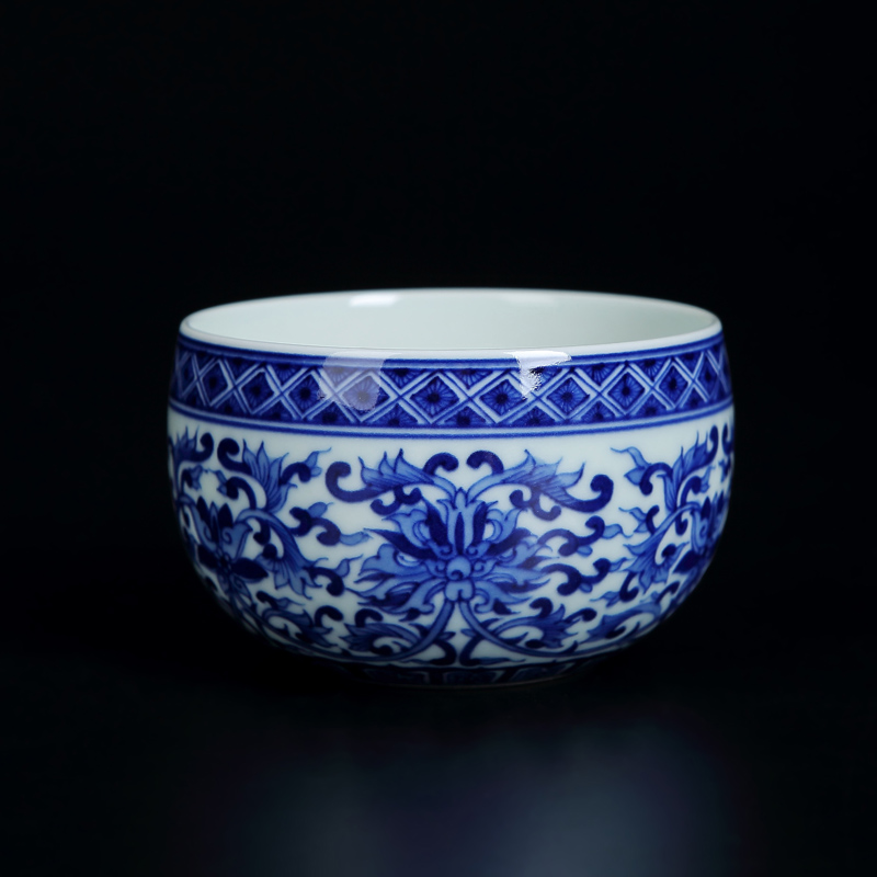 Jingdezhen blue and white hand - made ceramic bound branch lotus lines lie in kung fu tea cup single men and women home small single CPU