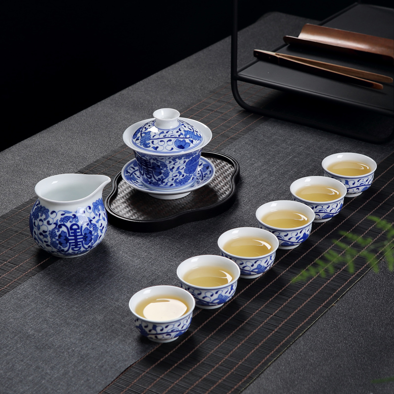 Jingdezhen ceramic kung fu tea set family hand - made Chinese blue and white porcelain tea tureen of a complete set of cups
