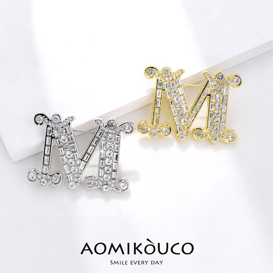 Amashi Letter M Brooch 고급 여성의 가벼운 고급스러운 작은 향수 스타일 세련된 기질 코사지 핀 정장 봄과 여름 액세서리 Amashi Letter M Brooch 고급 여성의 가벼운 고급스러운 작은 향수 스타일 세련된 기질 코사지 핀 정장 봄과 여름 액세서리
