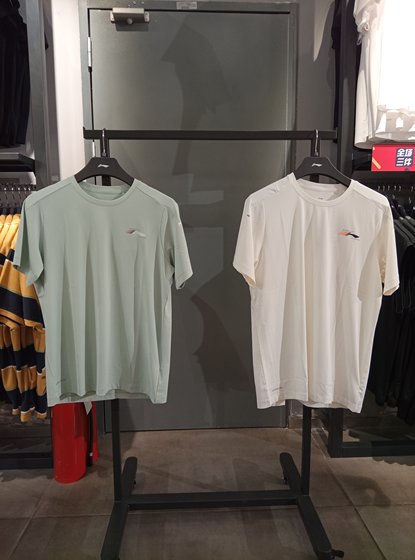 Li Ning men's reflective wet removal quick dry short-sleeved 2025 summer new product lightweight sports short-sleeved T-shirt ATSU429
Li Ning men's reflective wet removal quick dry short-sleeved 2025 summer new product lightweight sports short-sleeved T-shirt ATSU429