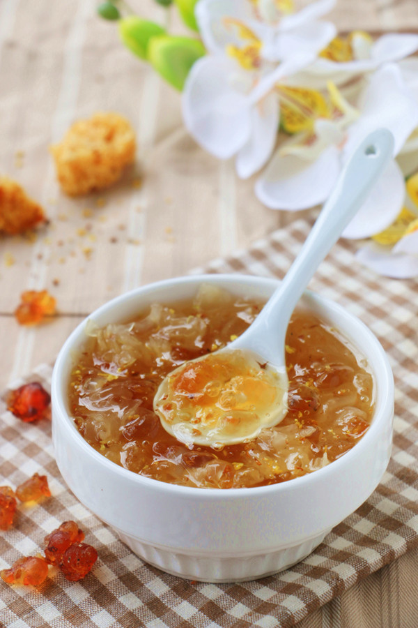 一碗清香,粘糯的桂花银耳桃胶羹润燥.