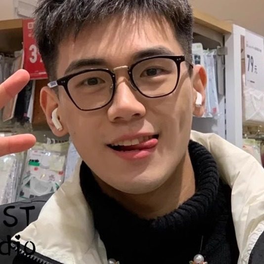 Square black glasses Xiaohongshu throwing the same men's casual plain frame can be used to prevent blue light radiation
Square black glasses Xiaohongshu throwing the same men's casual plain frame can be used to prevent blue light radiation
