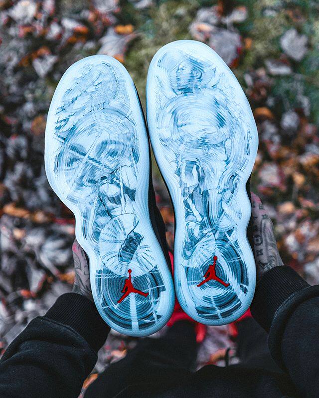 厉害了,把纹身 "纹" 在 aj 鞋中