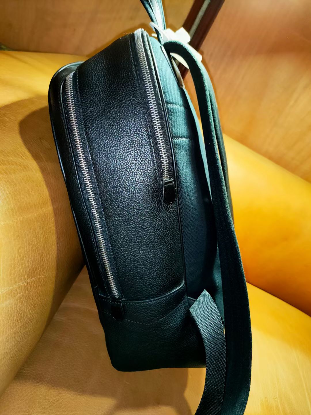 奢侈品dunhill登喜路男士黑色牛皮双肩包(整只背包都是牛皮),2999包