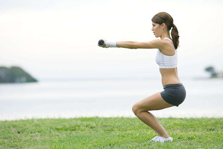 哑铃侧蹲动作— 77 —体积小巧玲珑的动感单车,放在家里也不会占