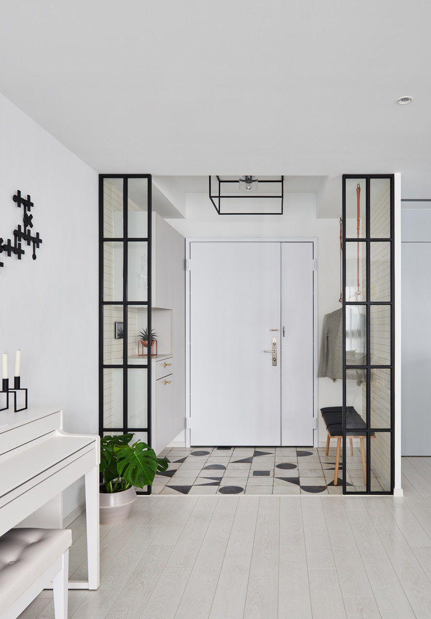 黑框玻璃搁架,将不大的玄关塑造成独立的小区域,精致小巧.
