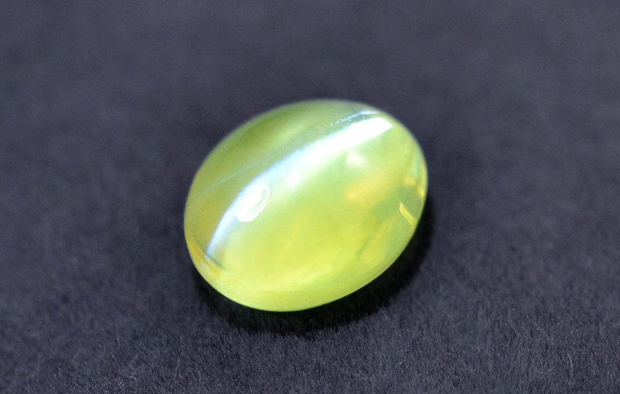 21克拉金绿猫眼戒面 线清晰笔直 - 拍卖