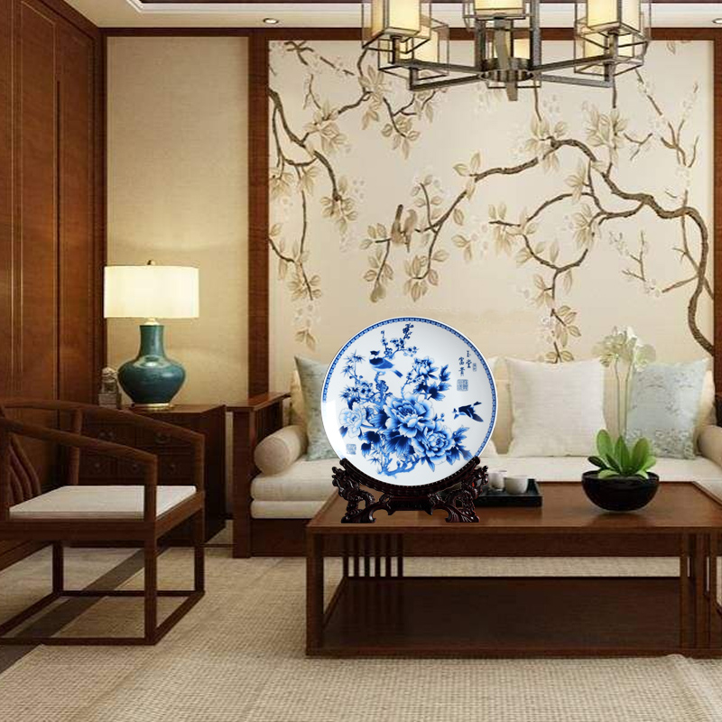 Blue and white porcelain decorative plate furnishing articles of jingdezhen ceramics handicraft creative home wine rich ancient frame to match the vase