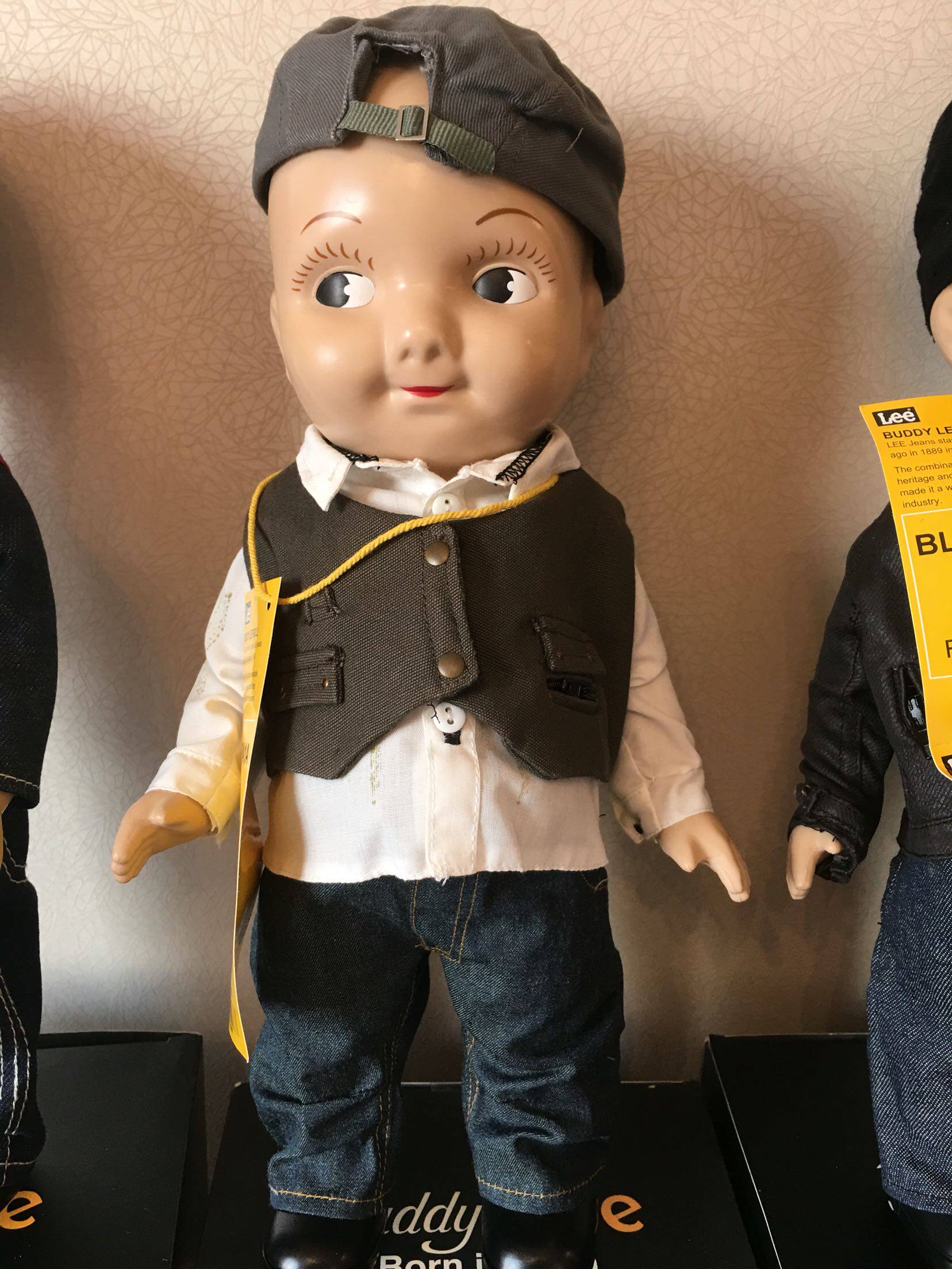 这个大眼睛的娃娃开始的时候还是作为 lee 促销商品使用,后来因其可爱