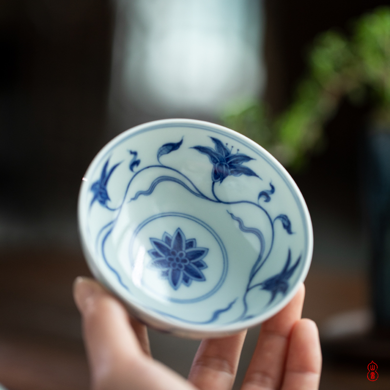 Qin Qiuyan blue - and - white hand - made day lilies grain single CPU jingdezhen manual CPU master cup and cup ceramic sample tea cup