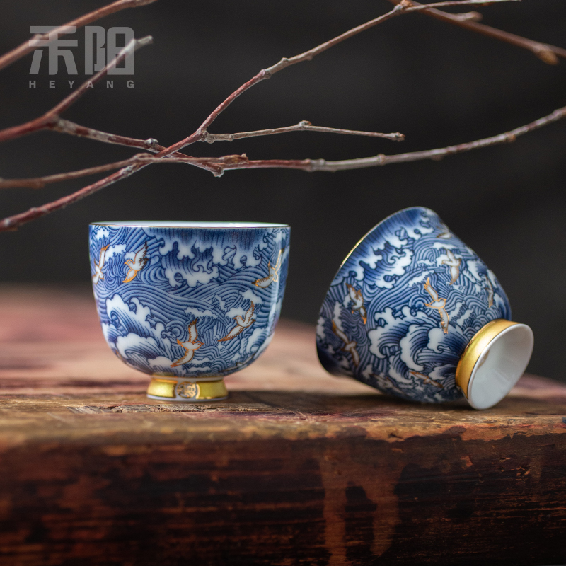 Blue and white porcelain cups send Yang kung fu tea set sample tea cup manually set of gold craft high dehua white porcelain cup master