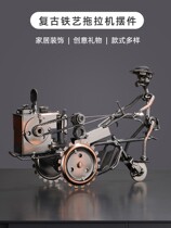 Metal model of retro iron tractor sets up a simple atmospheric home decoration process bookshelf