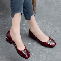 Shallow leather single shoes womens autumn 2021 New flat shoes Red Spring and Autumn mother rough heel soft leather shoes