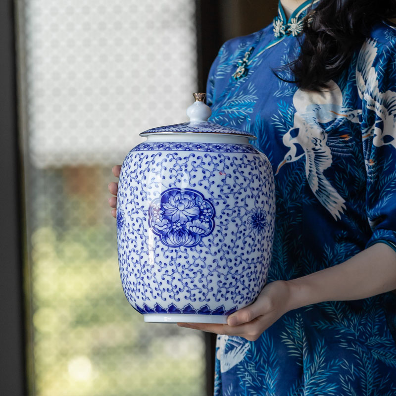 The large capacity of blue and white porcelain tea pot ceramic seal loose tea pu 'er tea caddy fixings moistureproof deposit receives increasing number