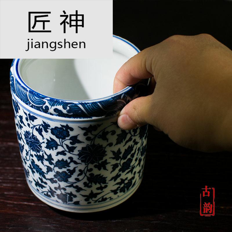 Jingdezhen ceramic antique blue and white porcelain brush pot size brush barrels Chinese wind restoring ancient ways is the large capacity to receive furnishing articles