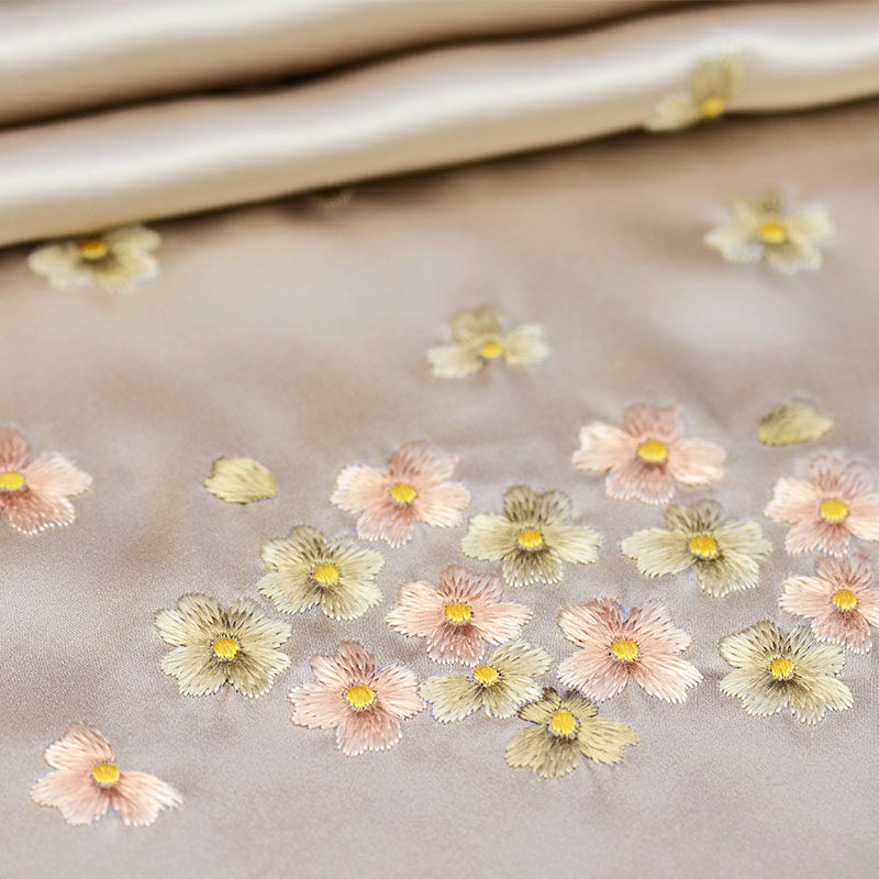 材质:蚕丝  形状:长方形  适用季节:春秋 夏季 冬季  性别:女  款式