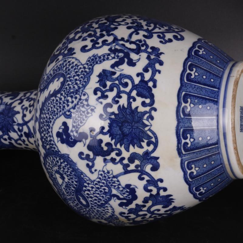 The Qing qianlong in blue and white dragon design applique antique porcelain household of Chinese style furnishing articles old goods collection process