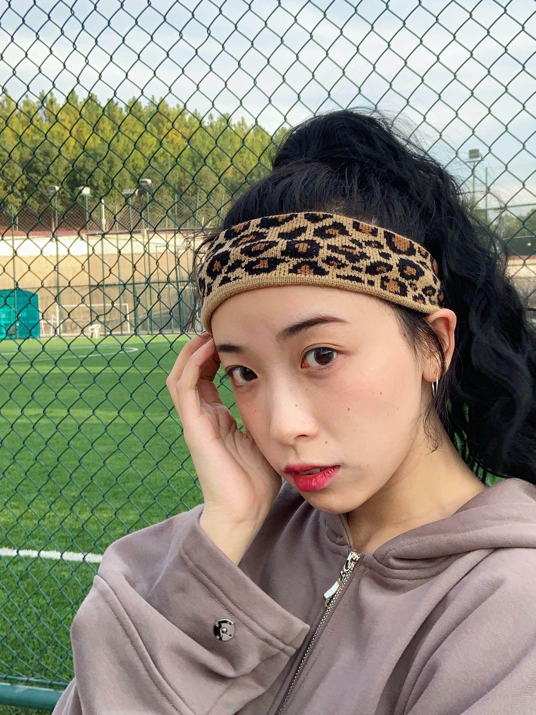 试用心得|而且发带的设计一半是印花,戴起来很活泼