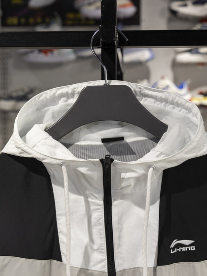 Li Ning Sports Windbreaker 남자 2025 여름 새로운 느슨한 캐주얼 조명 및 통기성 후드 재킷 YFDV203 Li Ning Sports Windbreaker 남자 2025 여름 새로운 느슨한 캐주얼 조명 및 통기성 후드 재킷 YFDV203
