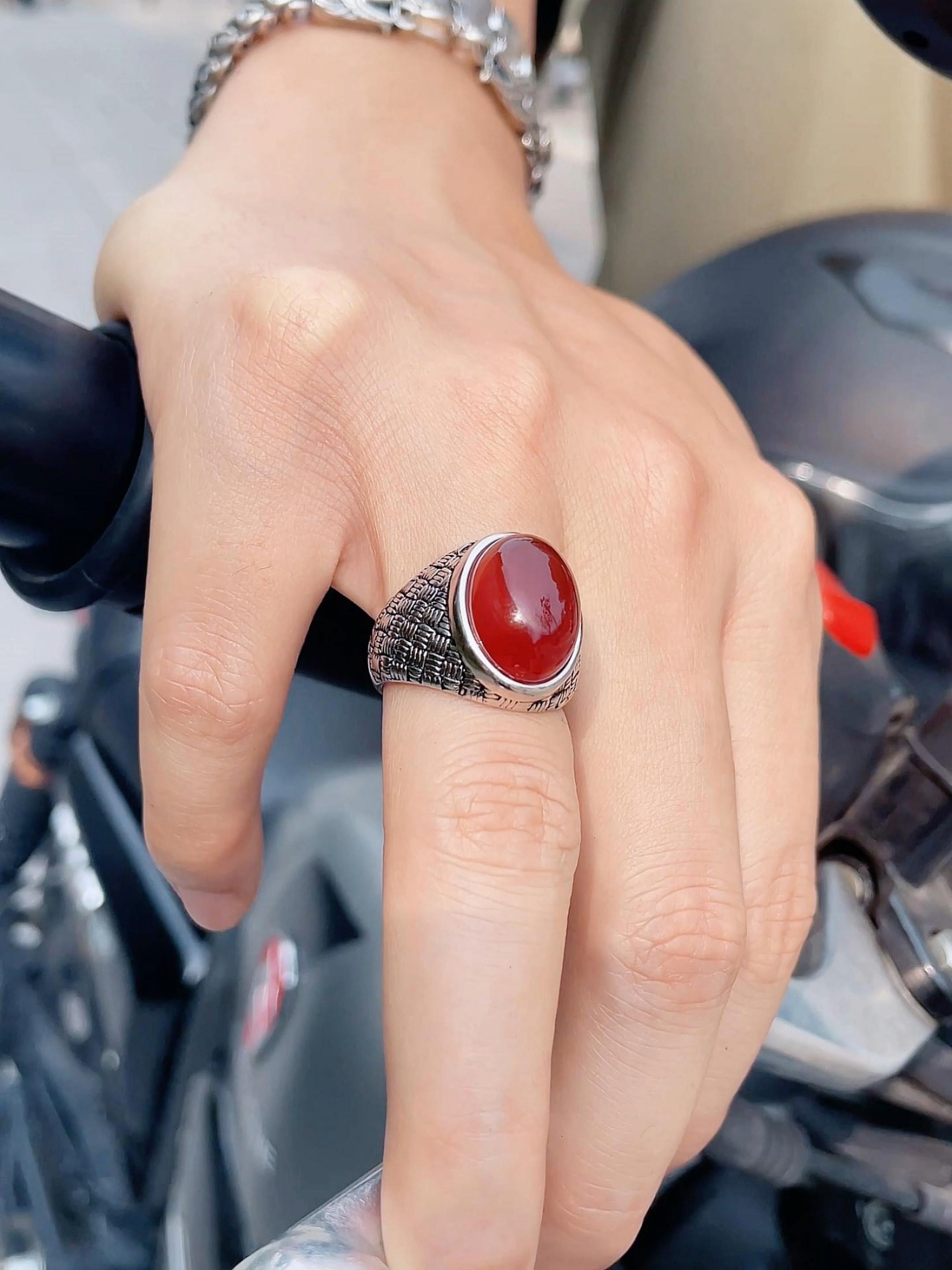 戴上它整个人都酷起来了 红玛瑙戒指真的绝了