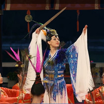The Inflammatory moon is the same as the consectionists dance classical dance costumes to the costumes and the female hanfu flutter China fan dance