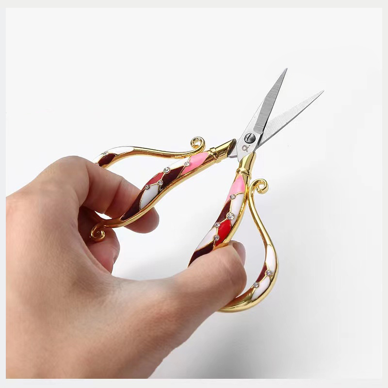 Small Scissors Upscale Exclusive Embroidered delicate hand-cut head custard with sharp mouth details Retro cut-Taobao