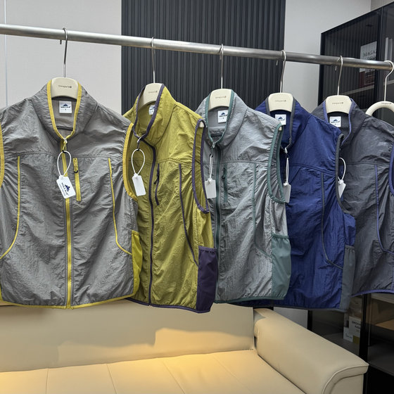 High-end cow goods! Outdoor mountain style men and women camping and mountaineering layered vests lightweight waterproof quick-drying vests
High-end cow goods! Outdoor mountain style men and women camping and mountaineering layered vests lightweight waterproof quick-drying vests