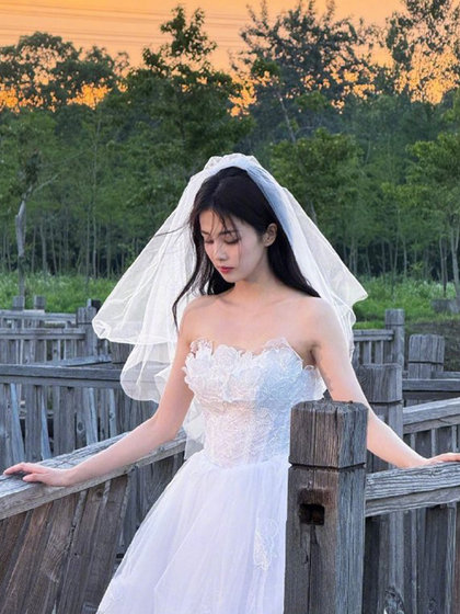 베일을 받고 하이 엔드 감각의 흰색 등록 결혼 생활 나비를 들고 꽃 진주 기질 베일로 신부의 메인 웨딩 드레스를 제안하십시오. 베일을 받고 하이 엔드 감각의 흰색 등록 결혼 생활 나비를 들고 꽃 진주 기질 베일로 신부의 메인 웨딩 드레스를 제안하십시오.