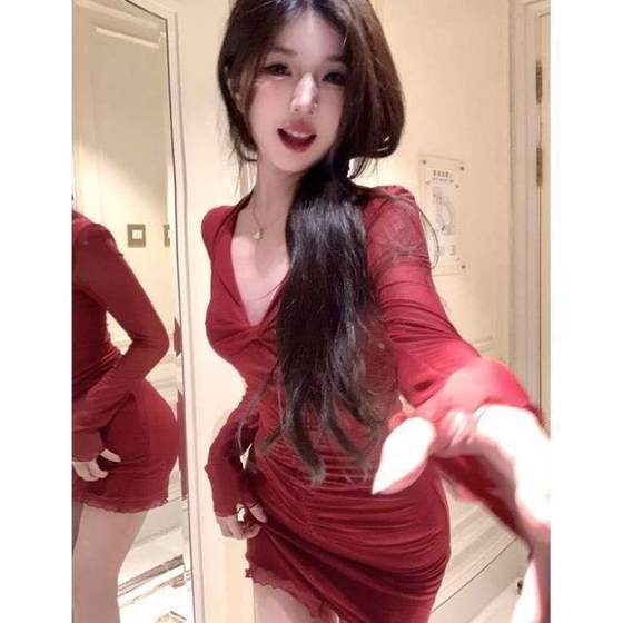 Pure style red mesh long sleeves V-neck dress for women in spring and summer pleated tight fit and slim inner hip-covered short skirt
Pure style red mesh long sleeves V-neck dress for women in spring and summer pleated tight fit and slim inner hip-covered short skirt