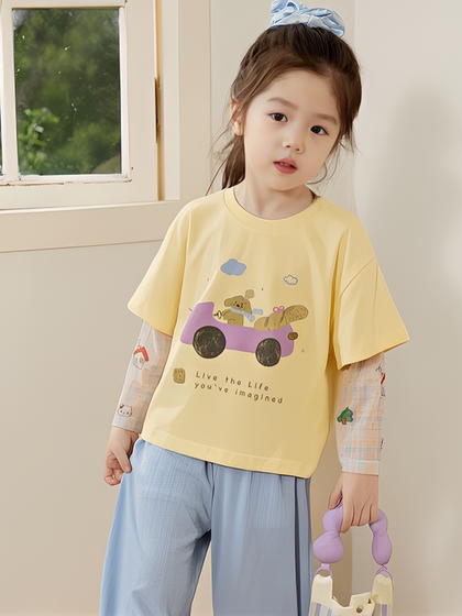 여름 옷을 입은 소녀, 여자는 짧은 슬리브 가짜 2 피스 티셔츠를 입는다 여름 옷을 입은 소녀, 여자는 짧은 슬리브 가짜 2 피스 티셔츠를 입는다