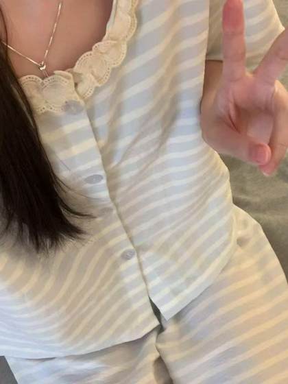 여성을위한 한국 줄무늬 레이스 칼라 잠옷 2025 여름 새로운 얇은 짧은 슬리브 슈트 편안한 홈복 야외 착용 여성을위한 한국 줄무늬 레이스 칼라 잠옷 2025 여름 새로운 얇은 짧은 슬리브 슈트 편안한 홈복 야외 착용