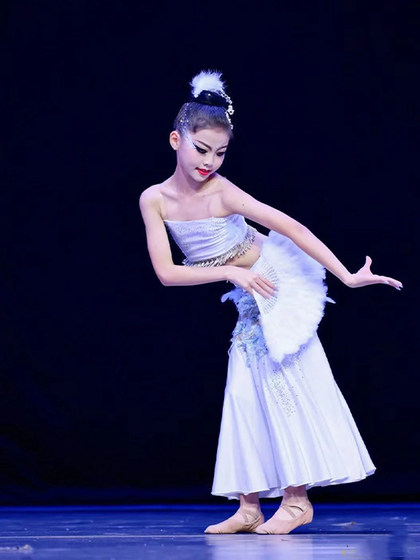 같은 스타일의 Yuebird Feather Dance 팬 Dai 댄스 레퍼토리 댄스 팬 Cheongam 쇼 팬 아트 시험 스페셜 같은 스타일의 Yuebird Feather Dance 팬 Dai 댄스 레퍼토리 댄스 팬 Cheongam 쇼 팬 아트 시험 스페셜