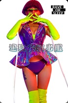 The Raptors acted out of the bar and acted out the nightclub sexy gogo dance and the atmosphere interacted with the wine.